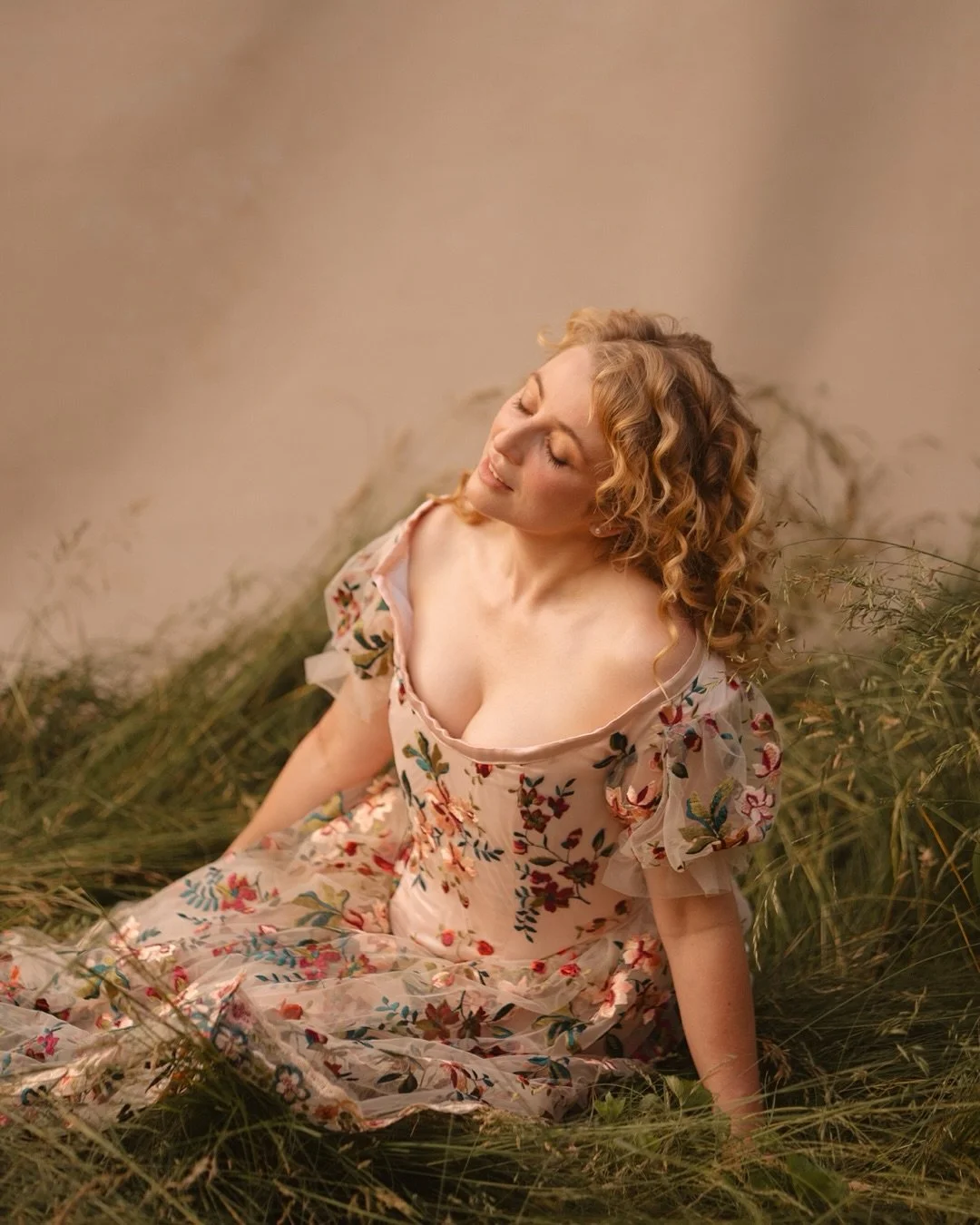 Meredith made this lovely dress, so I thought it deserved a lil photoshoot. I also had this vision of bringing a [beautiful hand painted] backdrop outside, so this was the perfect opportunity to try it out. 

Model and dress-maker: @vivantvivant 
Bac