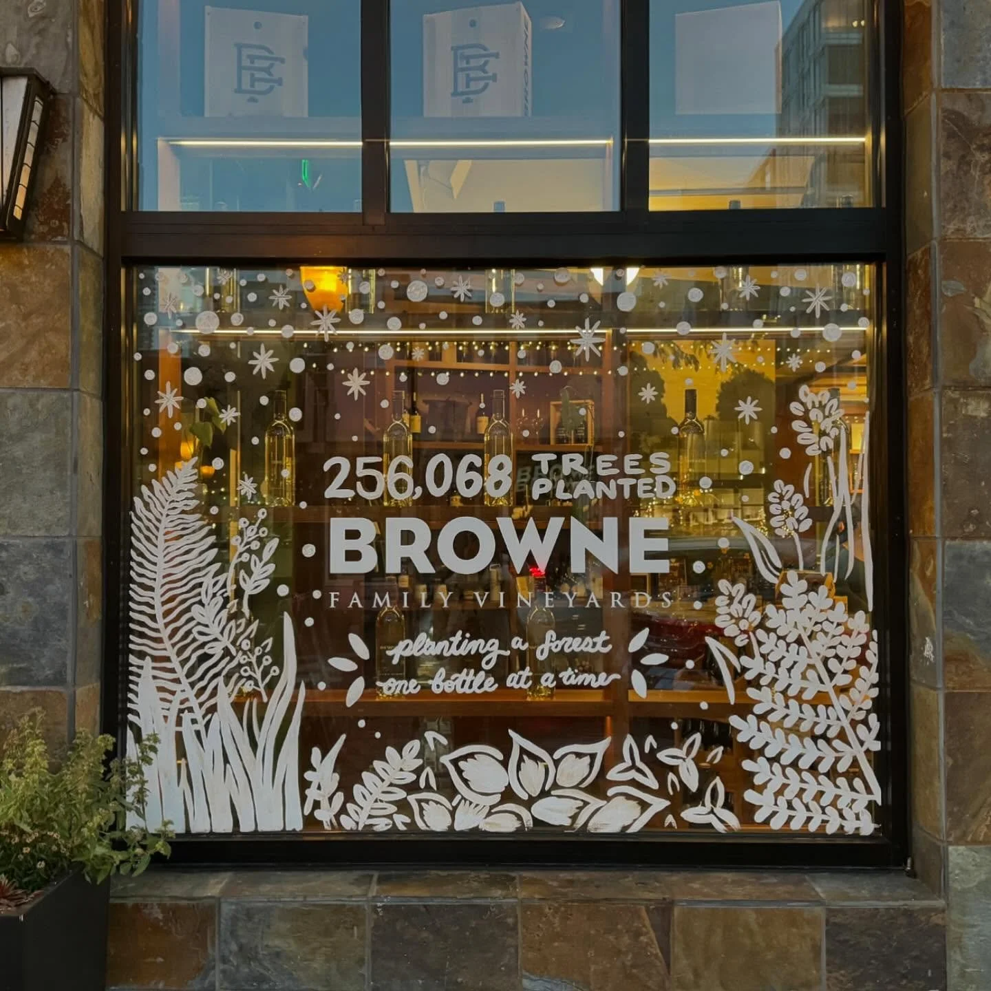 🤫Snuck out from Chinese Sitting Month some weeks ago to update the tree count and make these windows more festive. Always so fun to paint. Also had my first glass of wine in 10 months. 
.
#muralist #muralartist #muralsbynancy