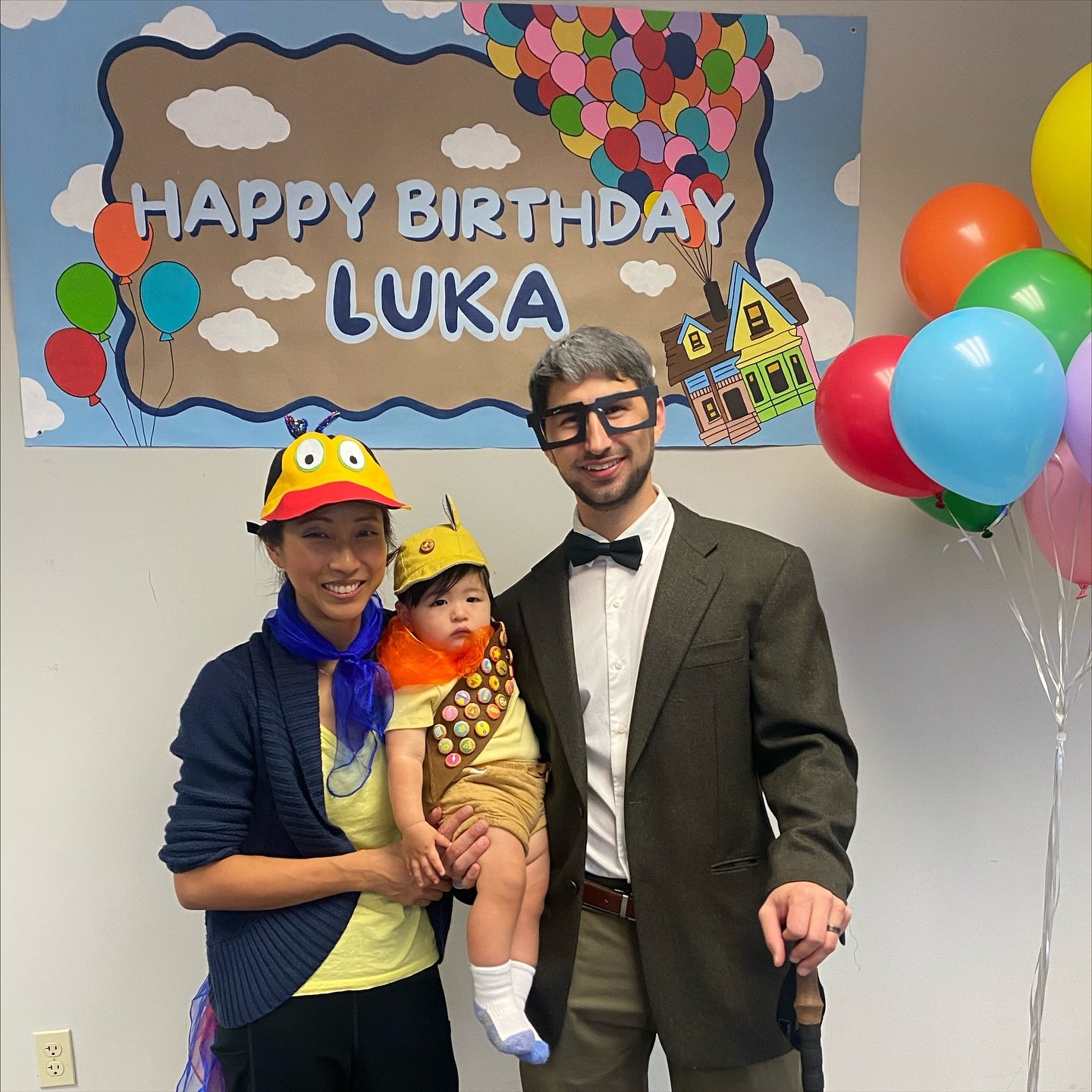 Happy Halloween! October birthdays are not fun for weather, but pretty fun for costume parties. 🎃 Could not resist dressing our little chunker as Russell from UP. 
.
Thank you, @craftedcrumbb for the beautiful hand painted birthday sign and deliciou