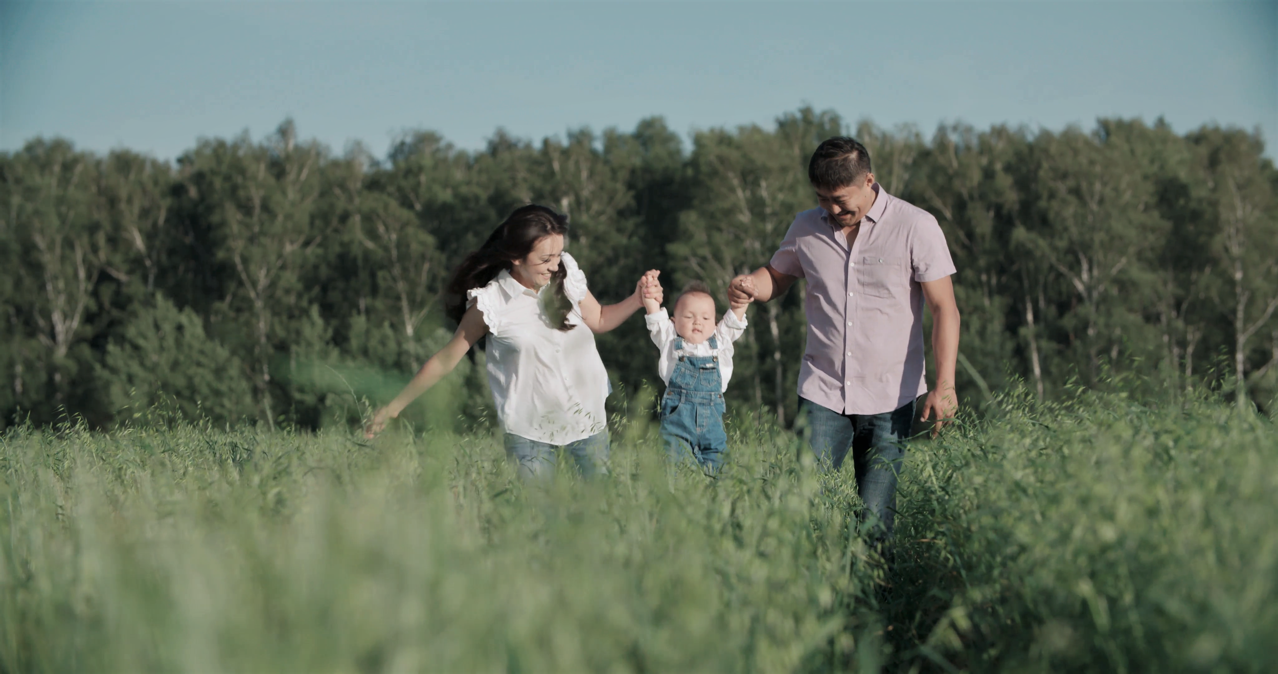 happy-asian-family-with-small-child-1-year-running-on-the-green-field-slow-motion_rwuis6ii__F0000.png