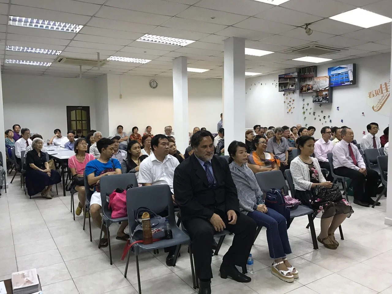 信望爱聚会.jpg