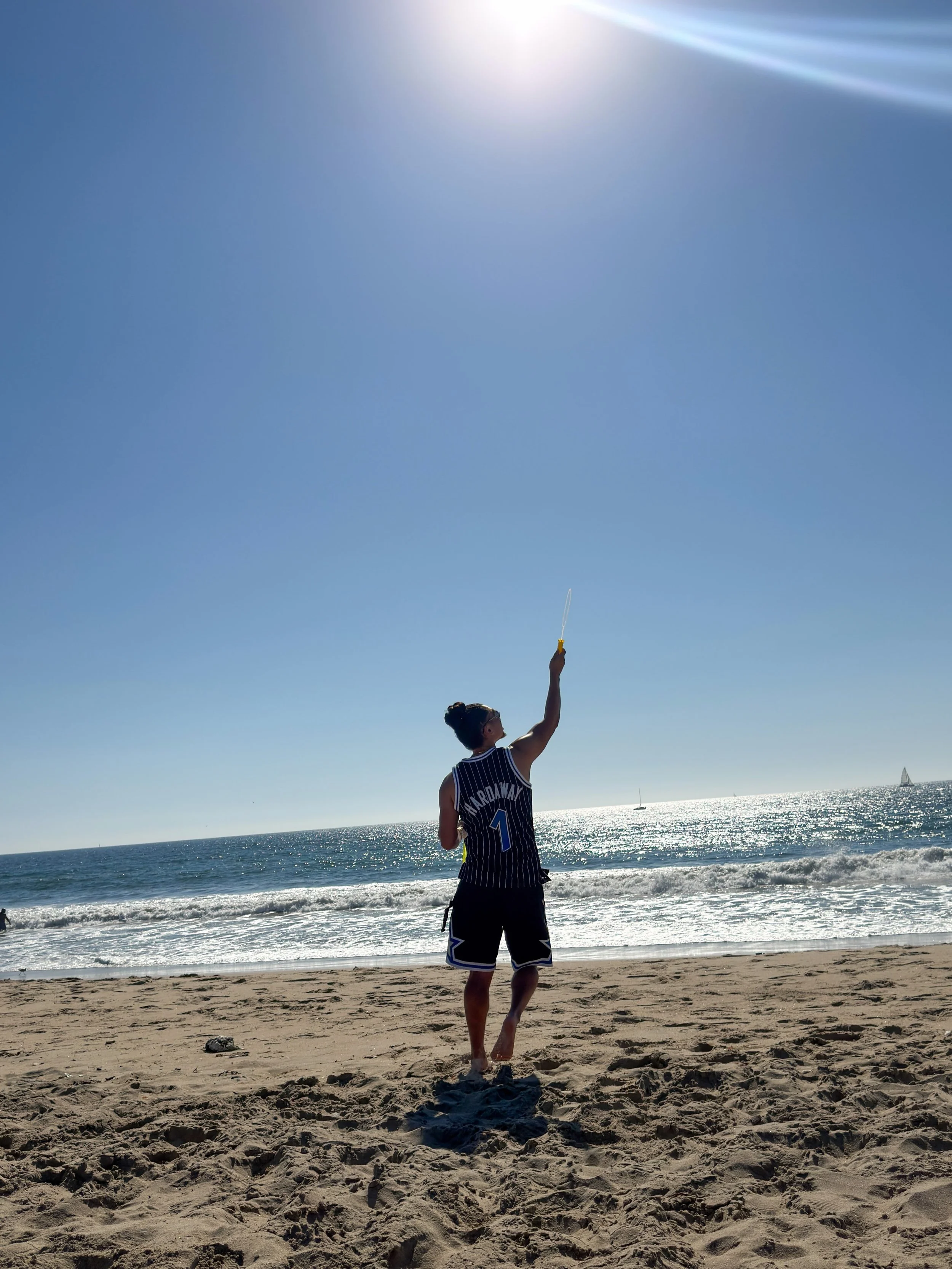 I&rsquo;m reminiscing on warmer days. I need the blowing bubbles on the beach weather back. Summer don&rsquo;t leave.

#LosAngeles #FallVibes
