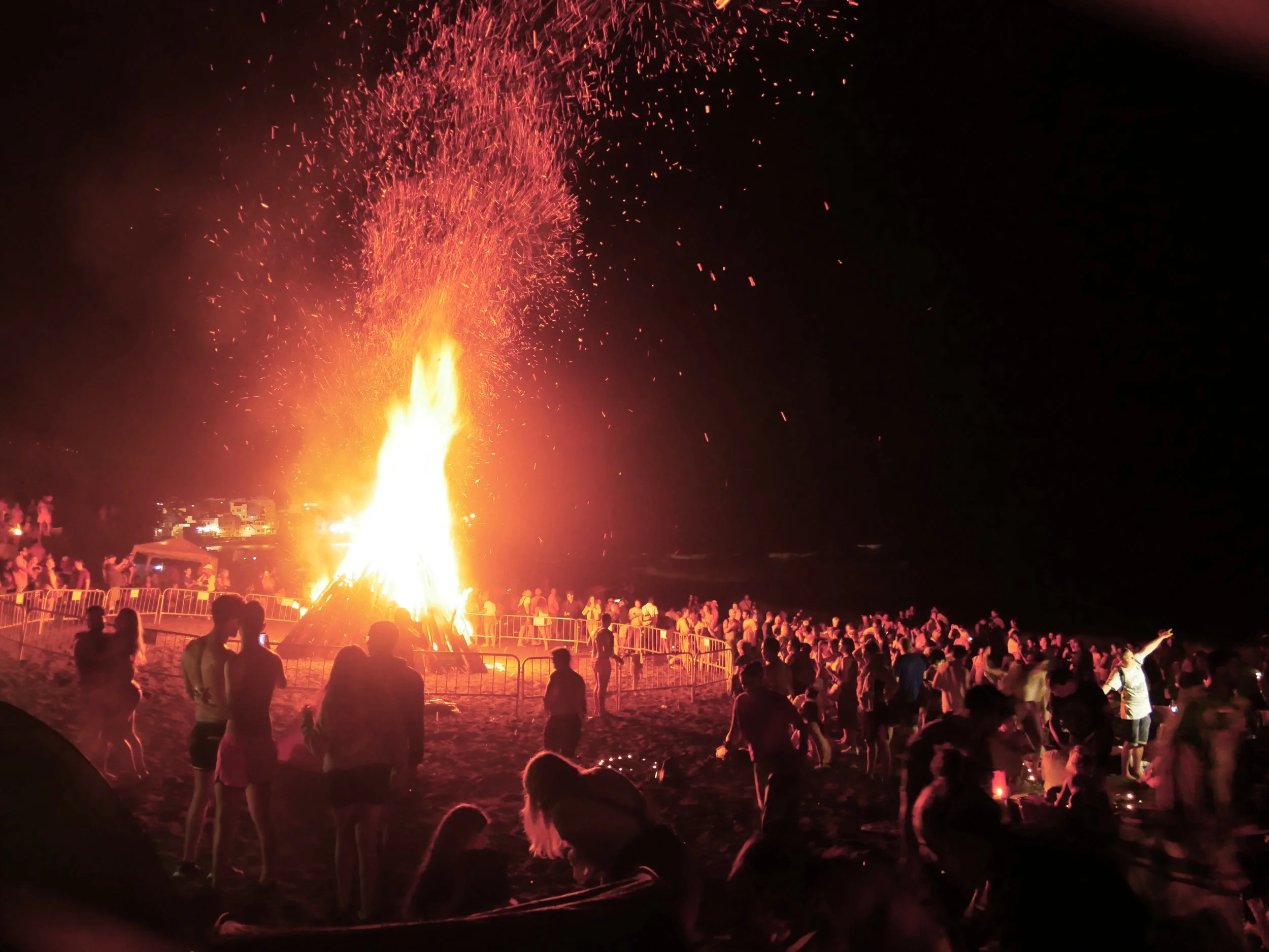 Big bonfires and thousands of people on Playa de Jardin