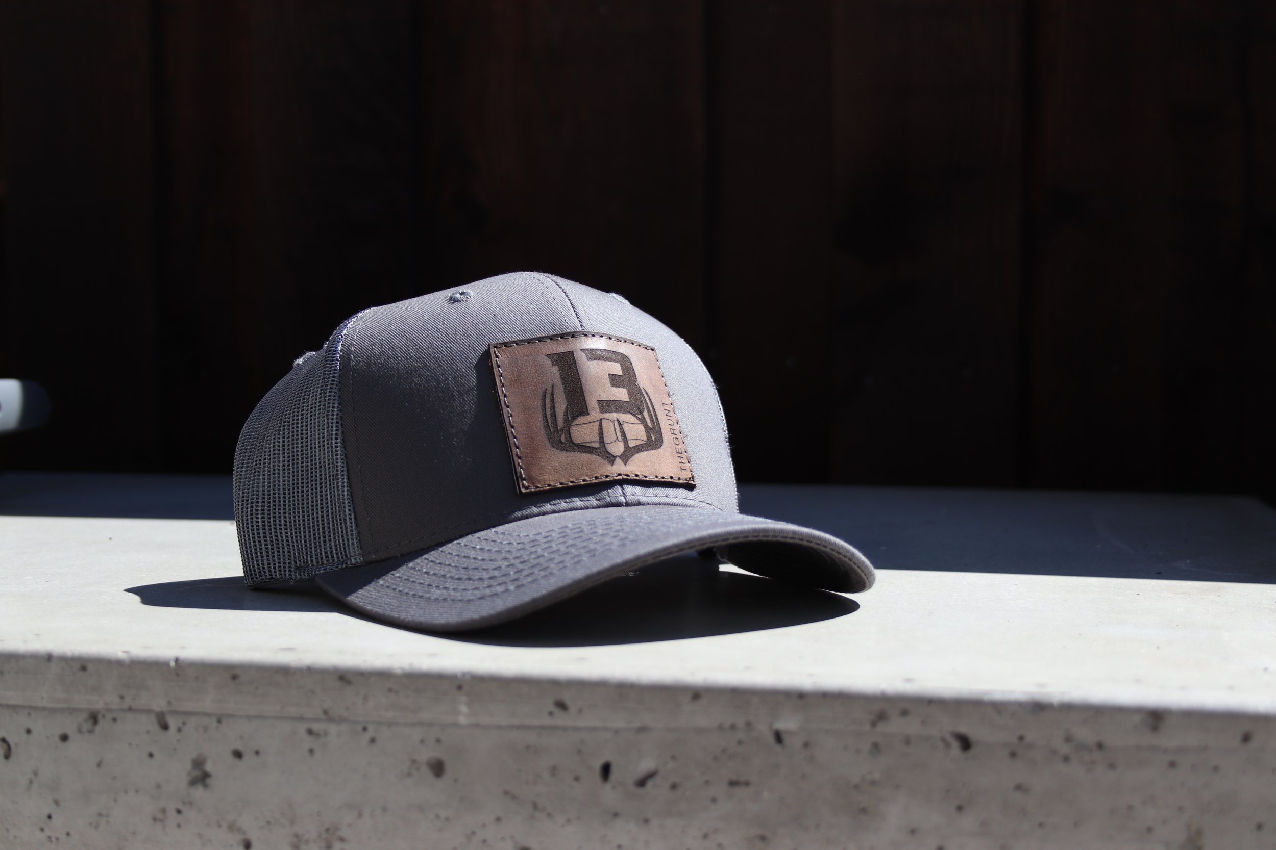 THE GRUNT - Leather Patch Trucker Hat (Moss/Grey)