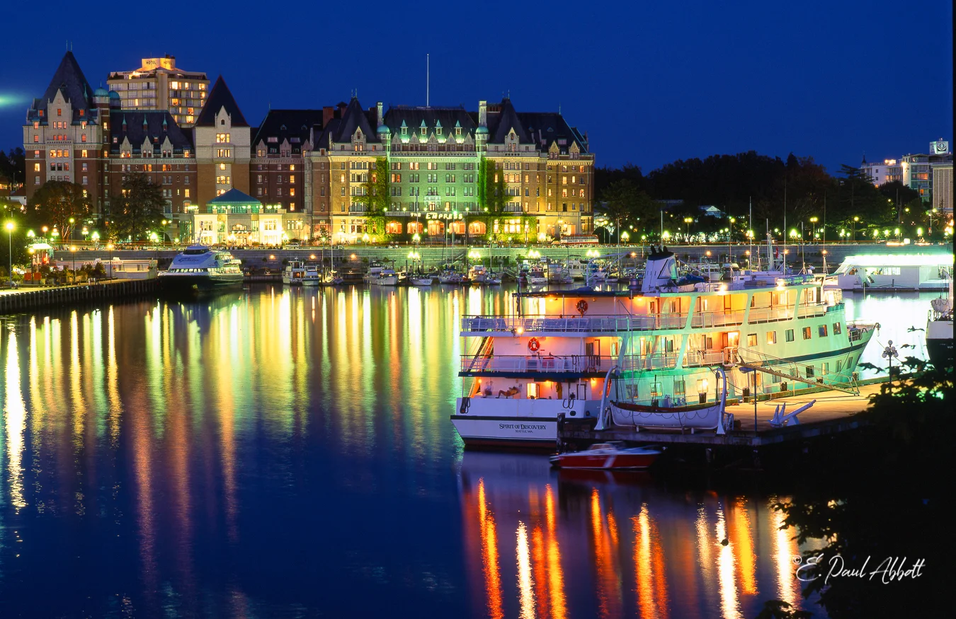 Victoria BC Harbour at Nite.jpg