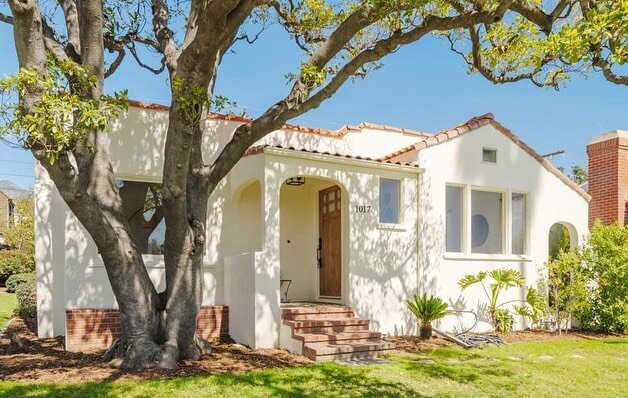 A charm-filled Spanish Bungalow on a nice lot in Altadena just listed for under $1m 🌟

〰️ $990k List Price
〰️ 3bd + 1ba
〰️ 1139sf
〰️ 6480sf lot
〰️ Built in the golden SCR area, 1926

Unrepresented buyers, DM me for more info or to schedule a tour! ?