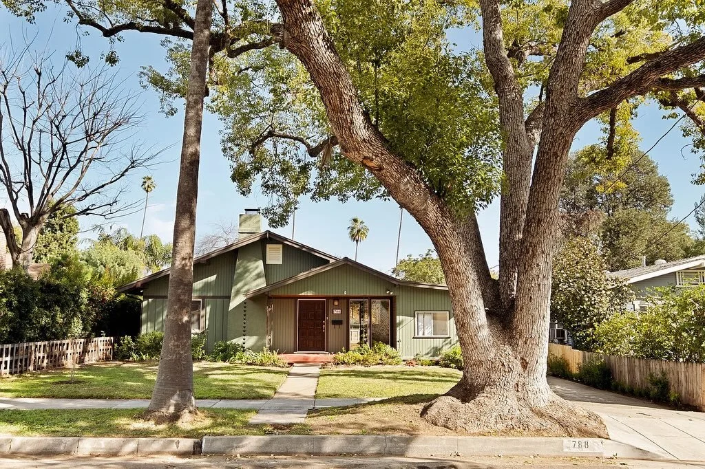 Prime Bungalow Heaven Pasadena California bungalow just listed for $1.3m 🌳

〰️ $1.3m
〰️ 3bd + 1ba
〰️ 1280sf home, Huge 8800sf lot 
〰️ Built in 1911
〰️ Less than a block from McDonald Park 🚲

Looking for the perfect family-friendly home to put your 