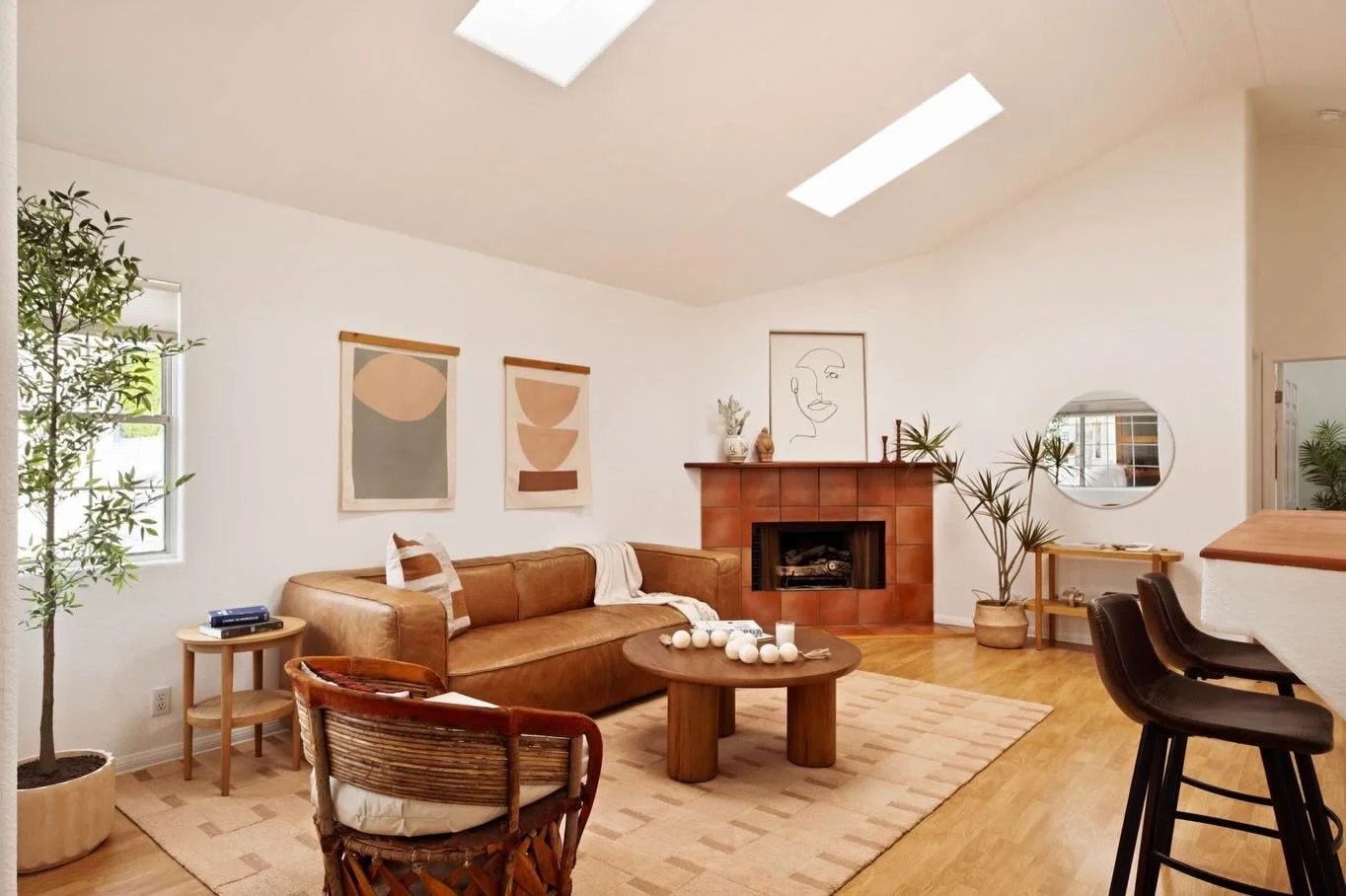 New Listing - 2134 Oak St, D Santa Monica 🥐

〰️ $679k
〰️ 2bd/1ba 
〰️ Fully Renovated
〰️ Small, 6 unit building
〰️ Treehouse unit, no shared walls 

Do you like soaring vaulted ceilings, tons of natural light and living close to the beach? This turnk