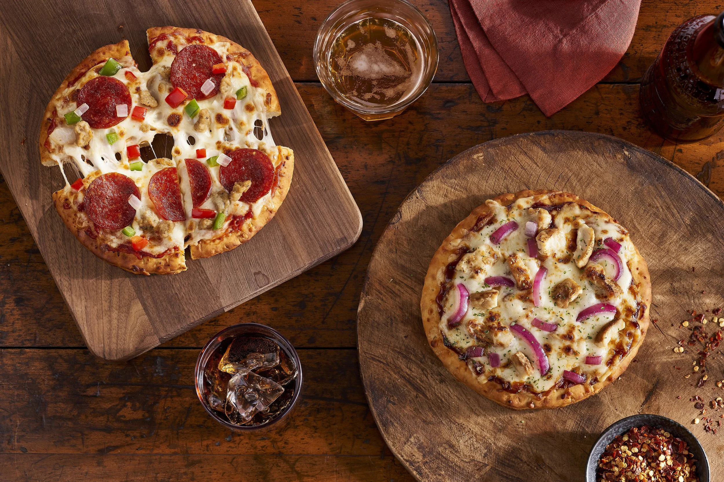 VisualAsset_DIGRNO_PersonalHand-Tossed-BBQRecipeChicken-Supreme_Pizza_Overhead_v02_Lifestyle01_211006 copy.jpg