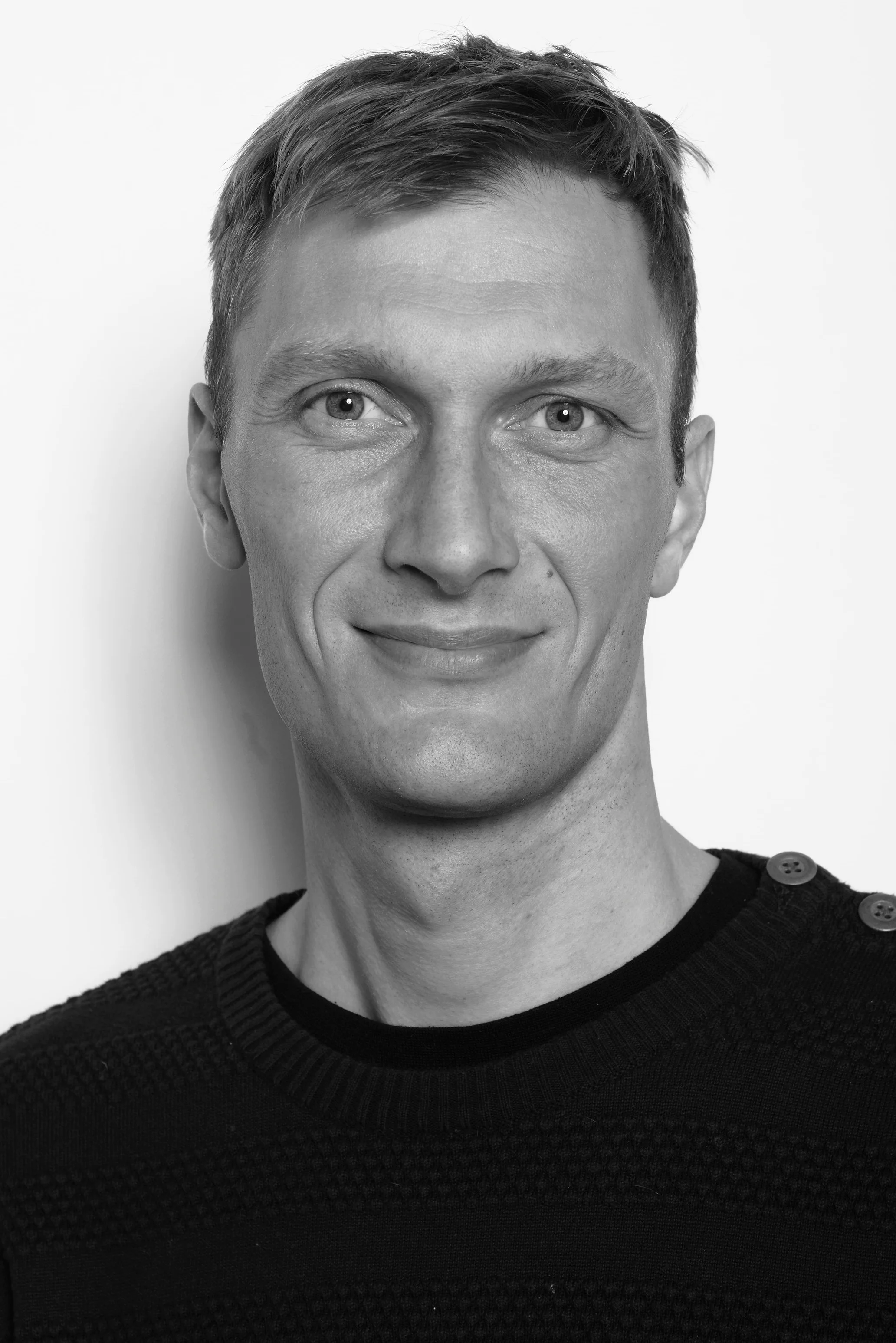 Jeg har en baggrund som PhD fra Aarhus Universitet, hvor jeg har forsket i bæredygtig omstilling og cirkulær økonomi. Jeg har fortsat tæt samarbejde med forskningsmiljøet omkring cirkulær økonomi og er på nuværende tidspunkt tilknyttet Aalborg Universitet.