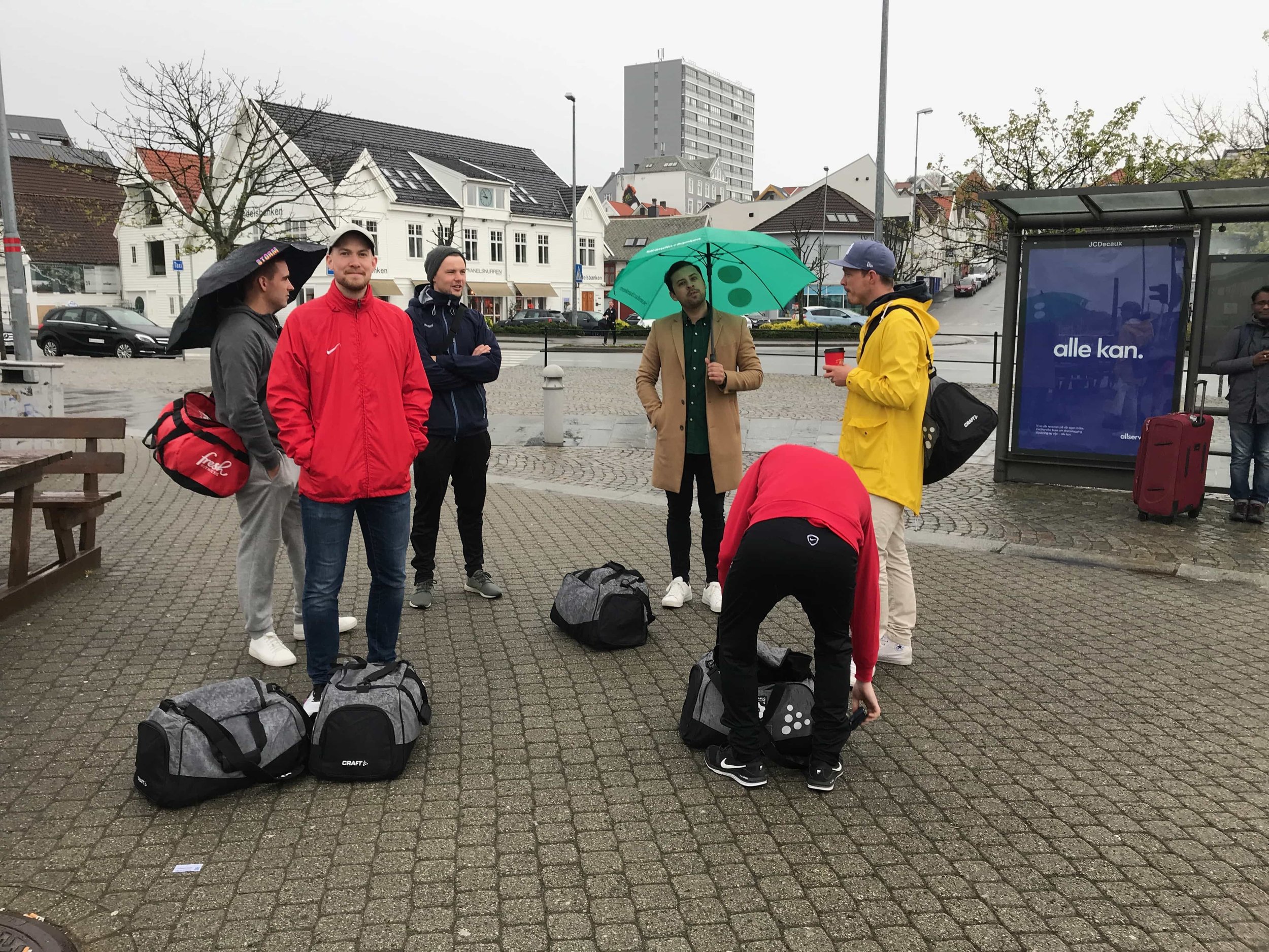Wladdi, Klausen og Maggi hadde sjekka Yr for anledningen. Solem, Thomas og Hansi blei våde