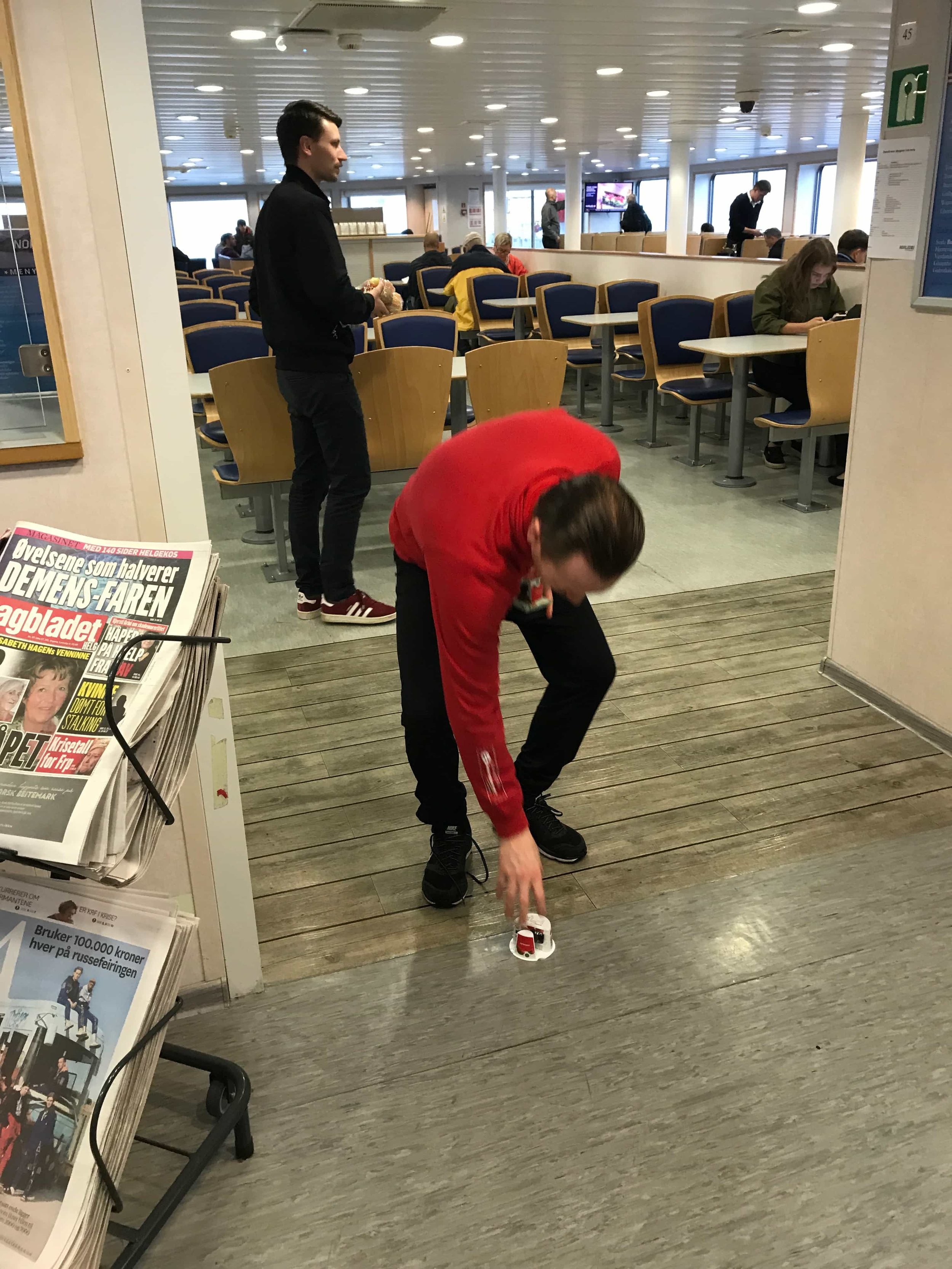 To rislunsj blei ein for mye og ner på golvet falt den eine