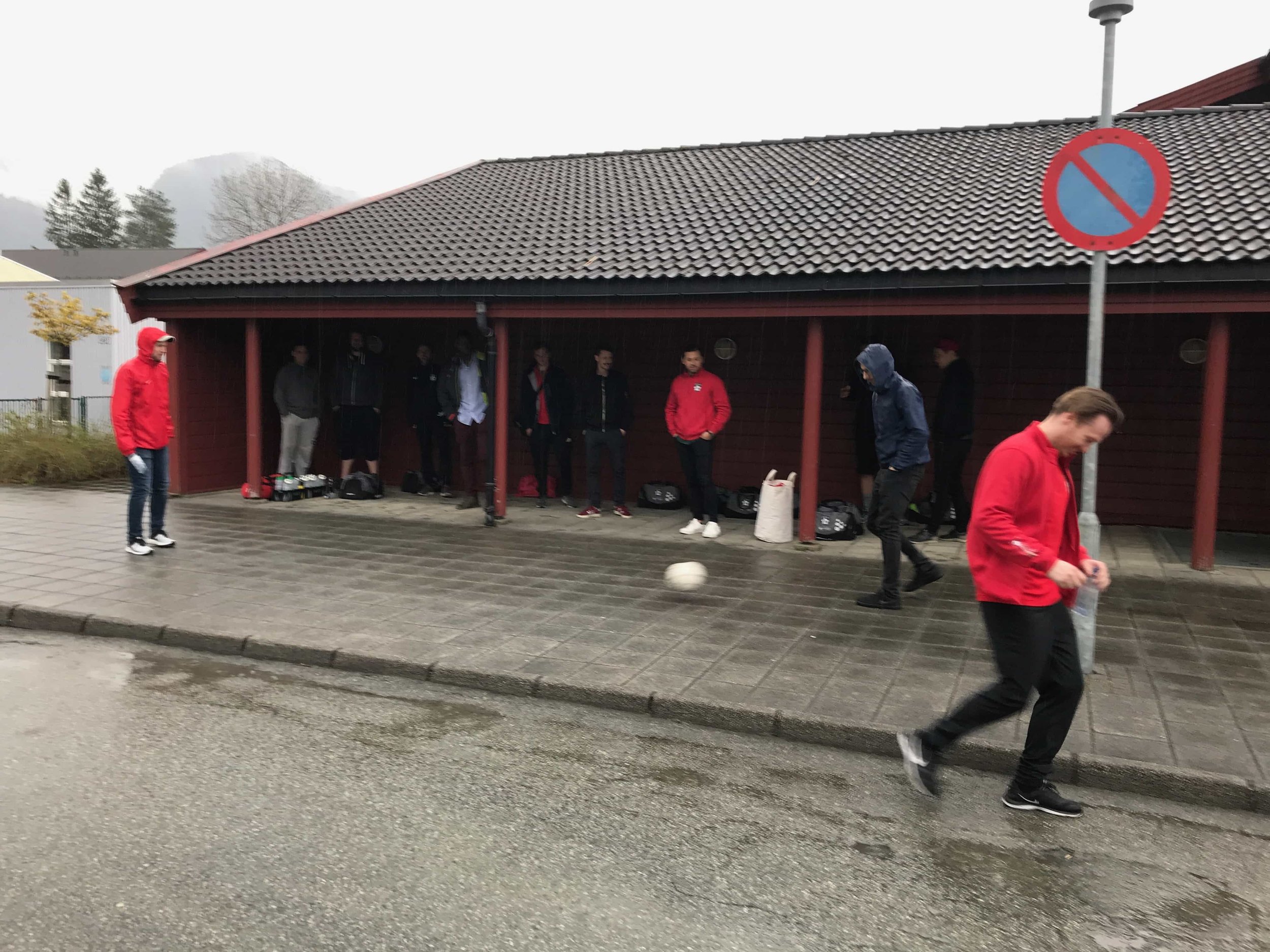 De fleste hadde lært av Erlends klokskap i Stavanger om å stå under tak når det regne. Utenom Hansi