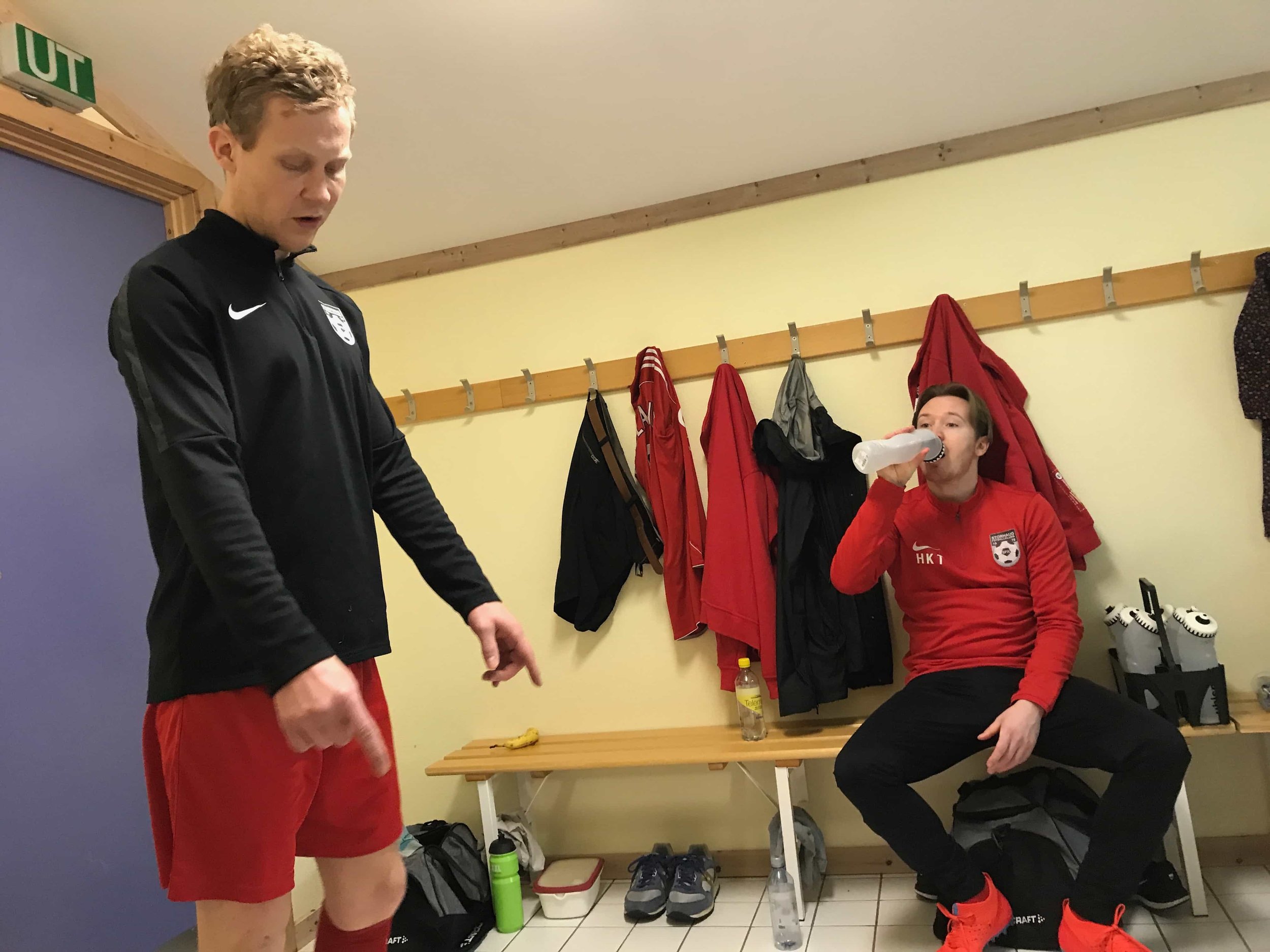 … høye vingbacker, spisser som går ut på kantene for å skape rom i midten, huuuundræææ hææælvæddææ osv. osv.