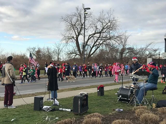 Happy to entertain runners ⁦‪@AChristmasStory ‬⁩house run this morning.  Great fun.  #clevelandsign #achristmasstoryrun ⁦‪⁦‪#achristmasstory @achristmasstoryhouse #achristmasstoryhouserun2019 @a_christmas_story_  #run #runners #cleveland