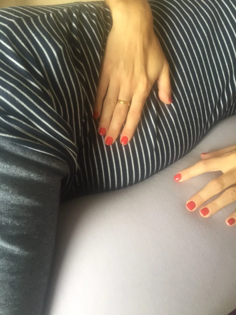 lie comfortably pregnancy bbhugme.jpg