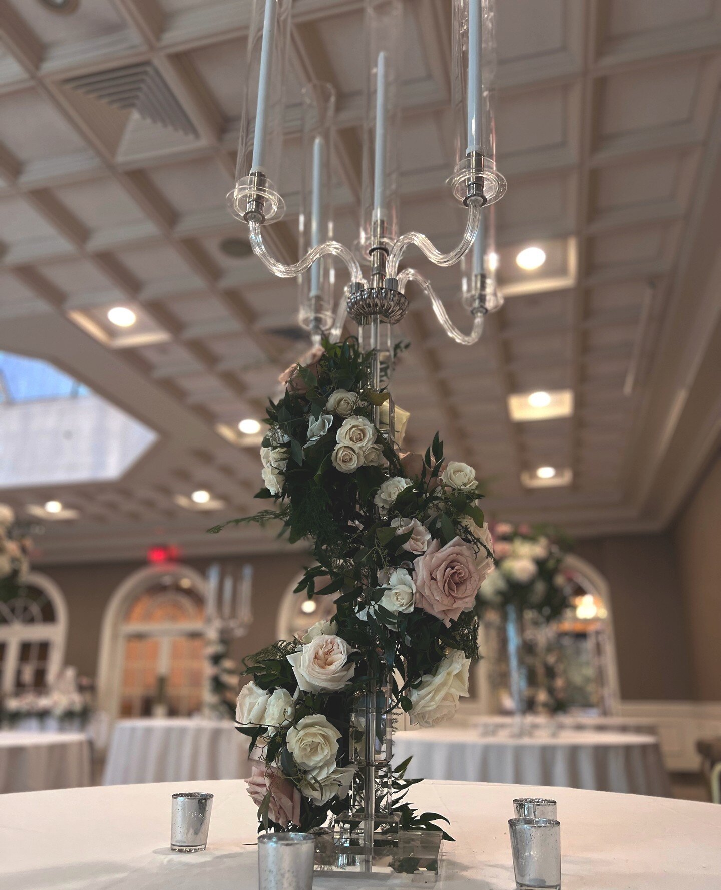 Classic venue, romantic candlelight, and of course, stunning blooms. What more can you ask for? 🤍 @gargiulosrestaurant @lynne_re_agent⁠
⁠
.⁠
.⁠
We can't wait to brainstorm with you &amp; bring your wedding vision to life!⁠ Click the link in our bio 