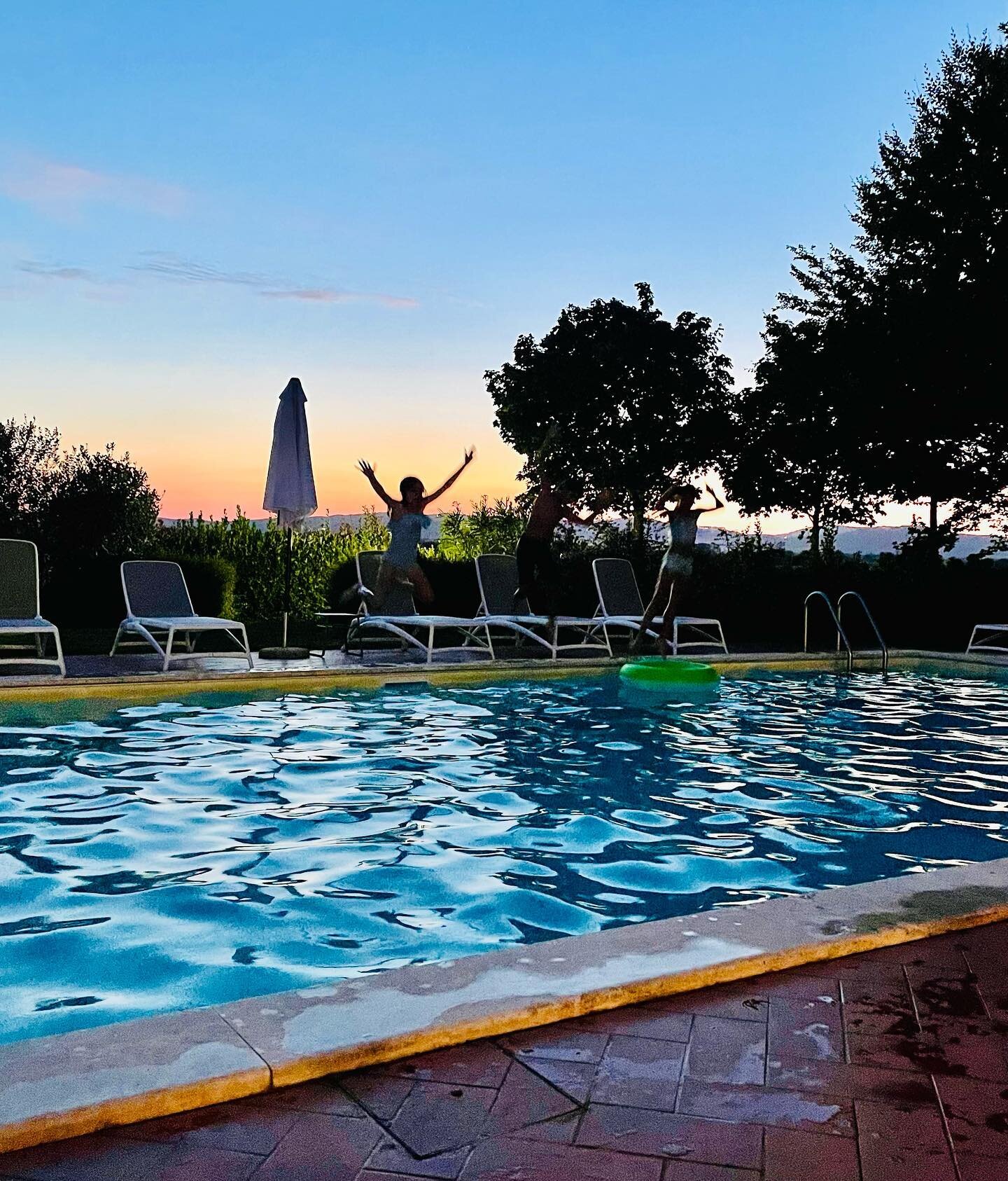 Sunset swimming 🇮🇹 #tuscanywithfriends #villalife