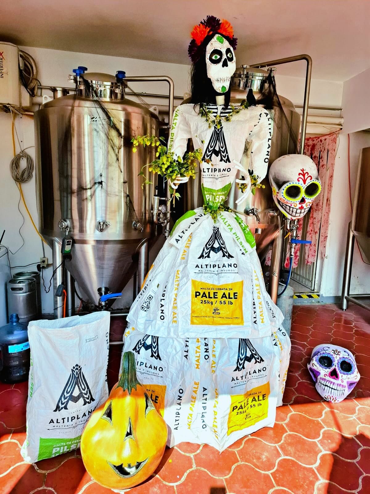 Gracias a nuestros amigos de @samao_cerveceria por compartirnos las fotos de esta majestuosa catrina, sin duda una obra de arte para d&iacute;a de muertos. Corran a su perfil de Facebook a enterarse de su din&aacute;mica. 😎🍻🍺