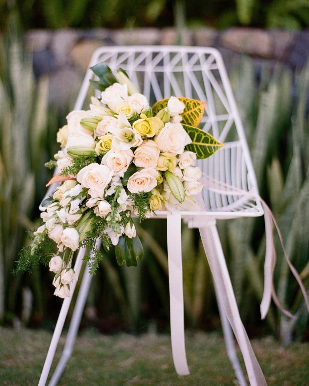 A bouquet that talks by itself {photo} @audrawrisleyphoto {venue} @andazpapagayo {planner} @419weddings #artflowercr