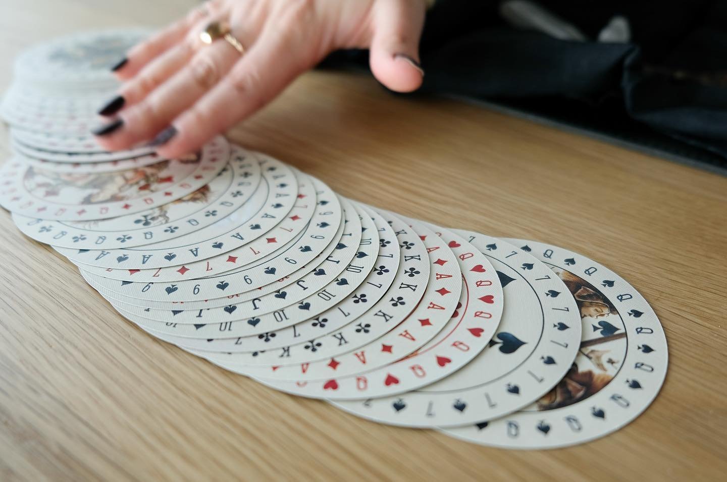 Devenir un&middot;e participant&middot;e actif&middot;ve de notre vie et destin &agrave; travers la lentille divinatoire des cartes.

Ouf! J&rsquo;ai r&eacute;p&eacute;t&eacute; cette phrase tout haut et je manque de souffle 😮&zwj;💨 😅, mais en vra