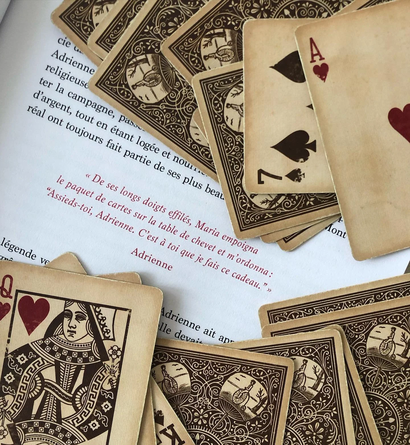 C&rsquo;est l&rsquo;anniversaire de cette reine-sorci&egrave;re ; Adrienne (ma grand-m&egrave;re cartomancienne) aurait 105 ans aujourd&rsquo;hui ♏️! 

La premi&egrave;re de notre lign&eacute;e &agrave; avoir appris puis transmis l&rsquo;art de lire 