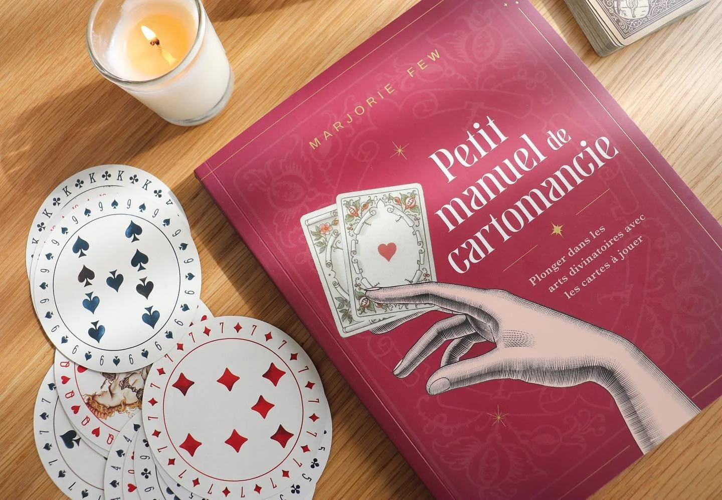 Il est l&agrave;! Il existe! ✨📕

Cet ouvrage, je l&rsquo;ai &eacute;crit en ayant en t&ecirc;te ma grand-m&egrave;re Adrienne, et celle qui lui a montr&eacute; la pratique de la cartomancie. J&rsquo;ai &eacute;crit en voulant rendre hommage aux pers