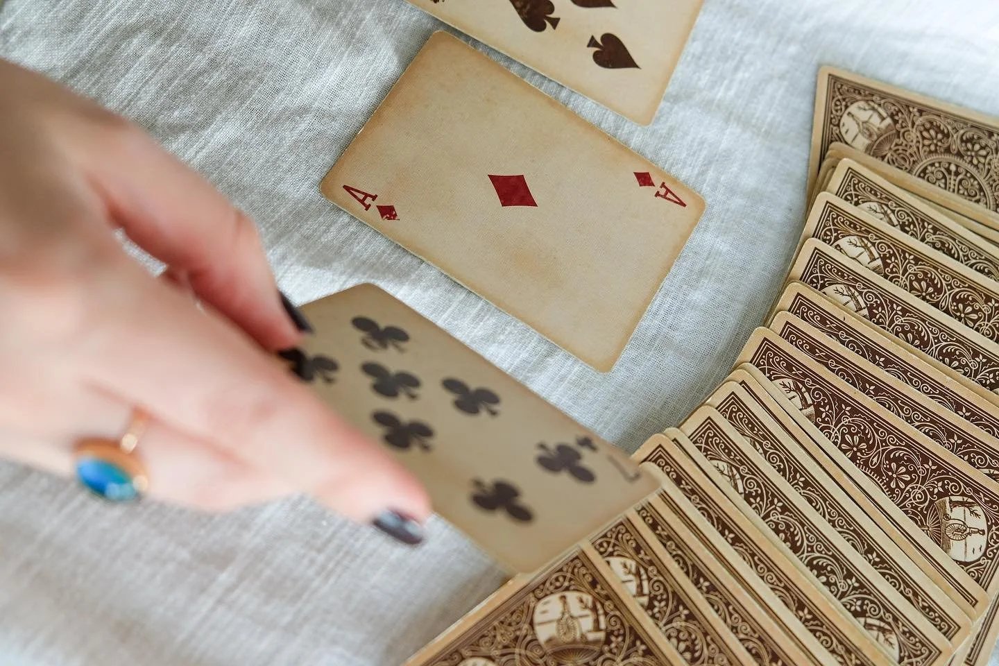 La cartomancie est pour moi un essentiel qui me permet d&rsquo;exprimer ressentis et intuitions &clubs;︎ &diams;︎

Les cartes &eacute;clairent, supportent le cheminement, confirment ou r&eacute;affirment votre intuition, donnent un aper&ccedil;u de v