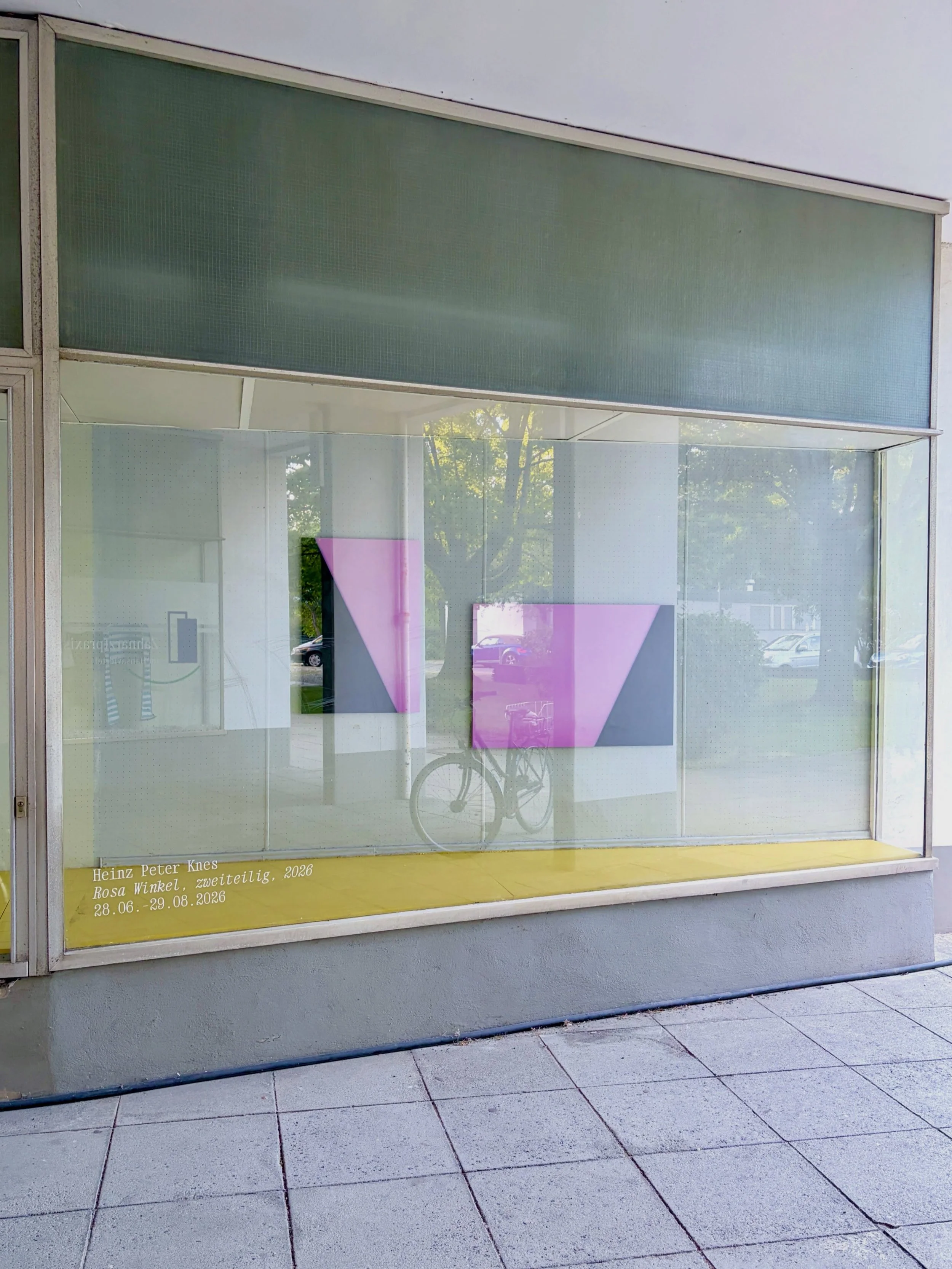 Berlin: Saturday, August 29, is the last day to see Heinz Peter Knes&rsquo;s &ldquo;Rosa Winkel, zweiteilig, 2026&rdquo; in Grotto&rsquo;s display window in the Hansaviertel. Almost destroyed during the war, this incredible neighborhood beside the Ti