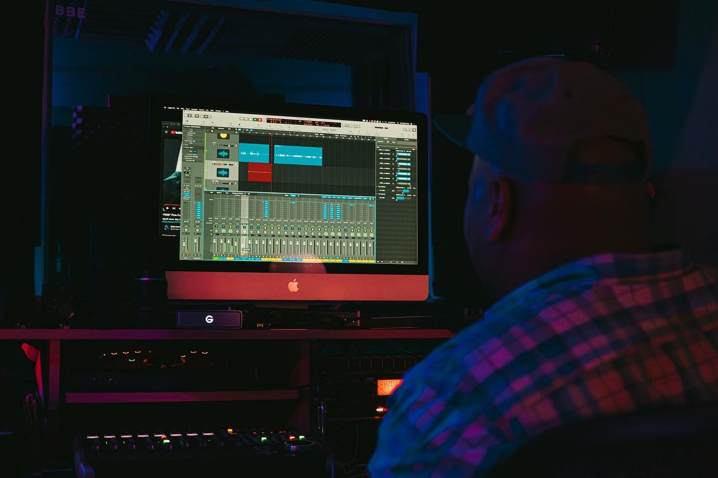 Been passionate about this since 99.
.
📸: @therealraeven 
.
.
.
#studioowner #mixengineer #mixingengineer #mixandmaster #mixingandmastering #recordingstudio #audioengineer #logicprox #logicpro #audioengineer #chicagomusicscene #chicagorecordingstudi