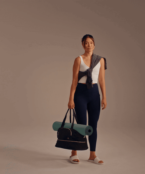 NA_Aug23_Wk4_W_Q3Leggings_ePDP_Carousel_D_AlignPockets_1800x2160-ezgif.com-video-to-gif-converter.gif