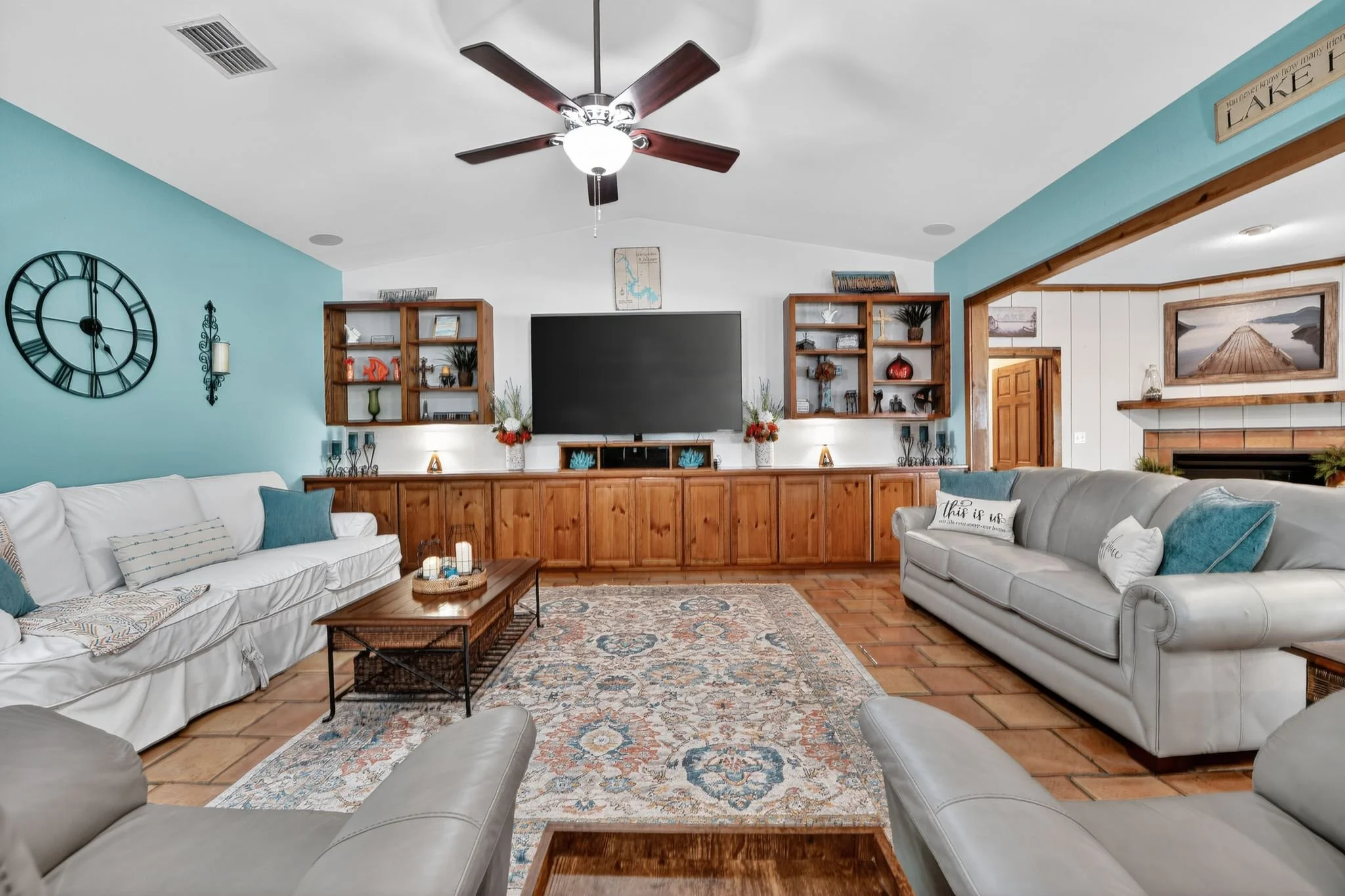 15_1104_Hill_Cir_W_Dr_Marble_Falls_TX_78654_USA-Living_room-DSC02039_40_41.jpg