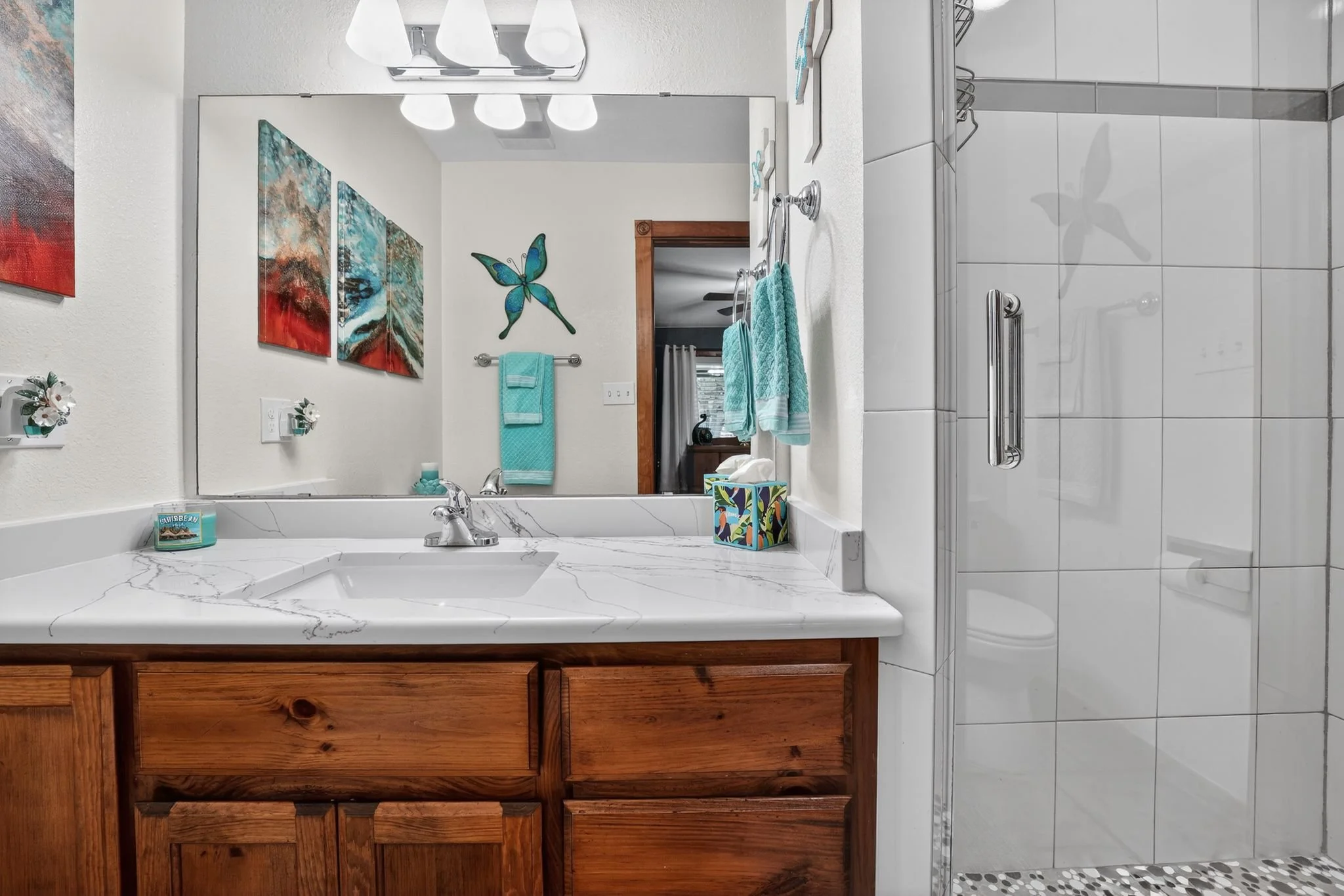 32_1104_Hill_Cir_W_Dr_Marble_Falls_TX_78654_USA-Bathroom-DSC01997_8_9.jpg