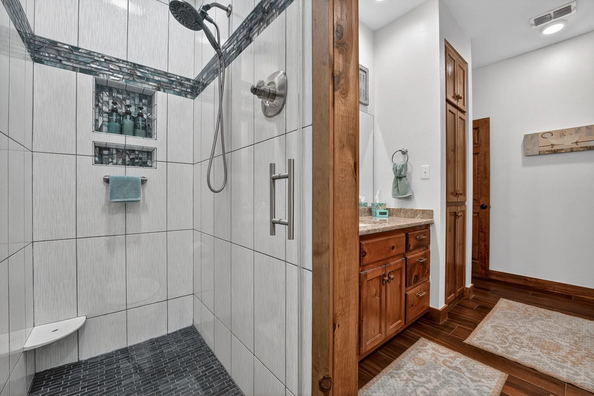 33_1104_Hill_Cir_W_Dr_Marble_Falls_TX_78654_USA-Bathroom-DSC02087_8_9.jpg