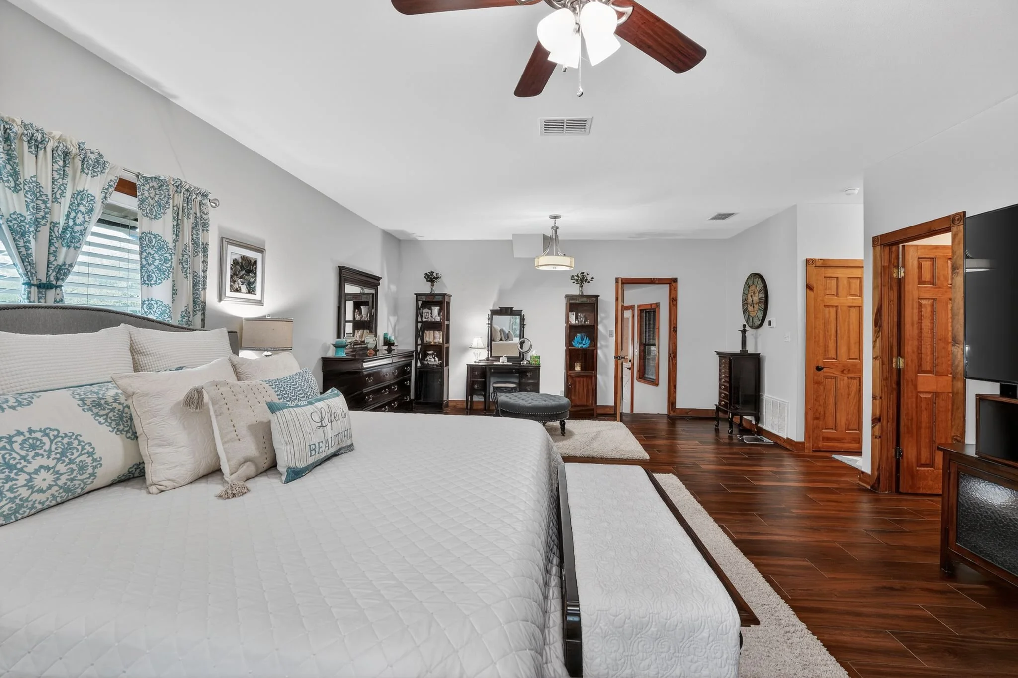 23_1104_Hill_Cir_W_Dr_Marble_Falls_TX_78654_USA-Bedroom-DSC02066_7_8.jpg