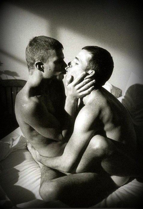 Two-Men-Kissing-Gay-Kiss-Photos-Pics2.jpeg