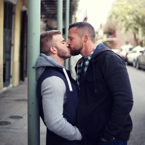 Two-Men-Kissing-Gay-Kiss-Photos-Pics4.jpg
