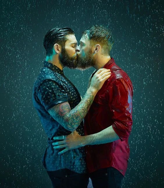 Two-Men-Kissing-Gay-Kiss-Photos-Pics5.jpg