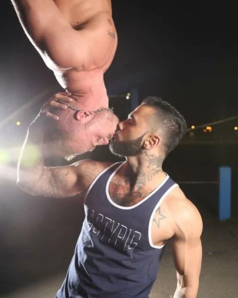Two-Men-Kissing-Gay-Kiss-Photos-Pics8.jpg