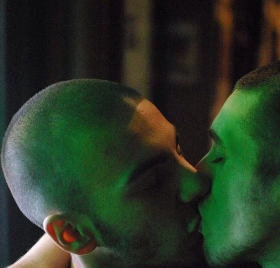 Two-Men-Kissing-Gay-Kiss-Photos-Pics10.jpg