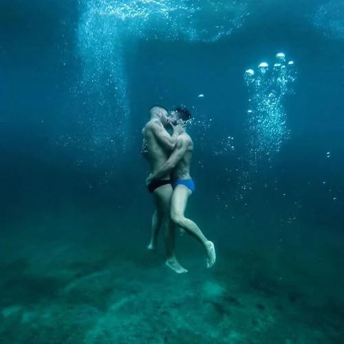 Two-Men-Kissing-Gay-Kiss-Photos-Pics11.jpg