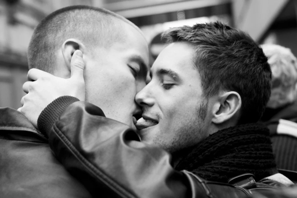 Two-Men-Kissing-Gay-Kiss-Photos-Pics24.jpeg