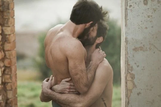 Two-Men-Kissing-Gay-Kiss-Photos-Pics31.jpg