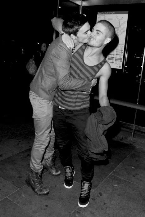 Two-Men-Kissing-Gay-Kiss-Photos-Pics33.jpeg