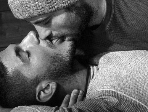 Two-Men-Kissing-Gay-Kiss-Photos-Pics36.jpeg