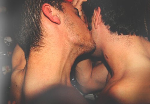 Two-Men-Kissing-Gay-Kiss-Photos-Pics42.jpeg