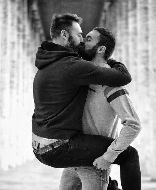 Two-Men-Kissing-Gay-Kiss-Photos-Pics53.jpg