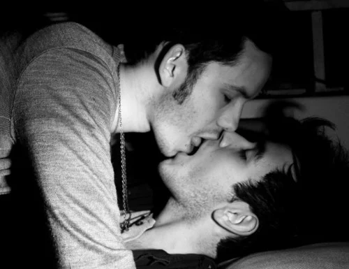 Two-Men-Kissing-Gay-Kiss-Photos-Pics55.jpg