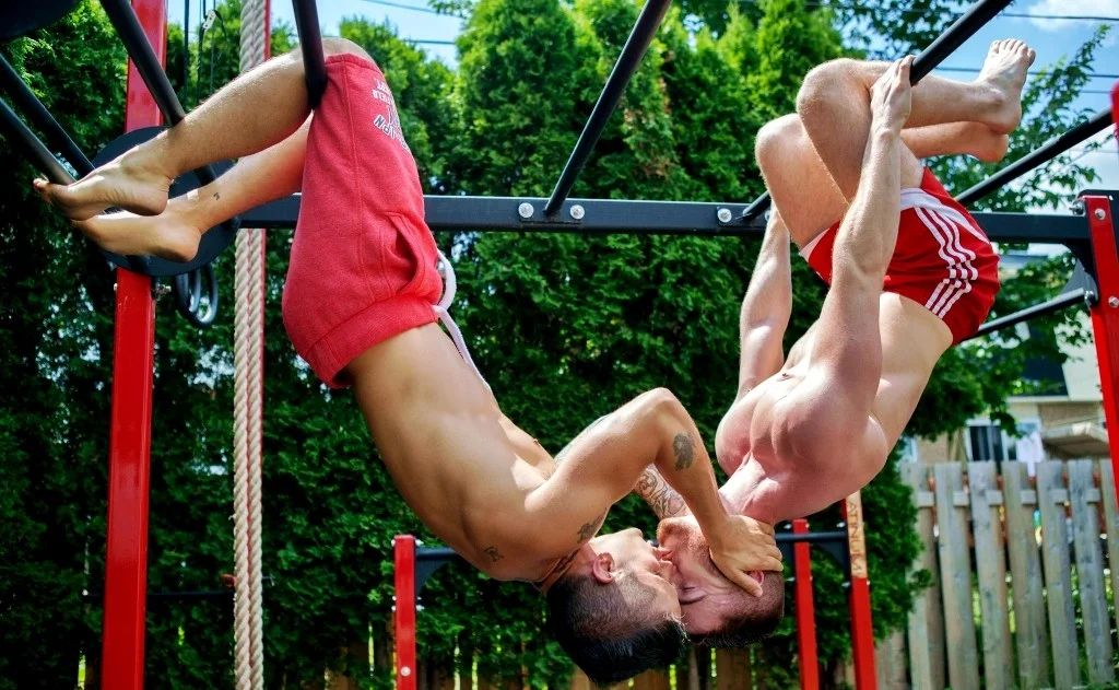 Two-Men-Kissing-Gay-Kiss-Photos-Pics69.jpg