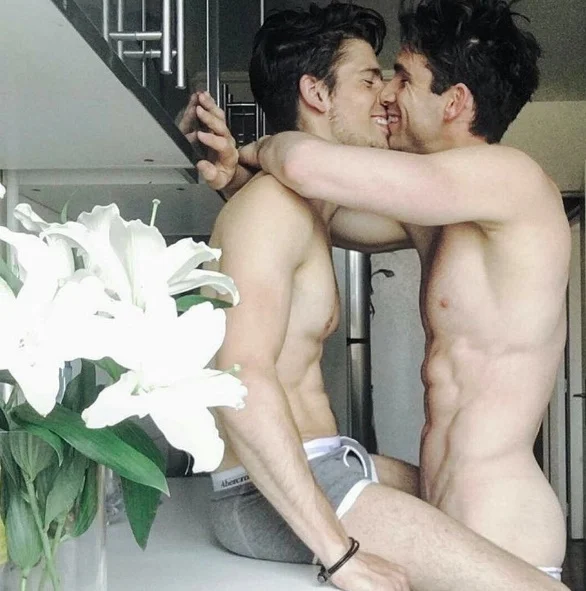 Two-Men-Kissing-Gay-Kiss-Photos-Pics77.jpg